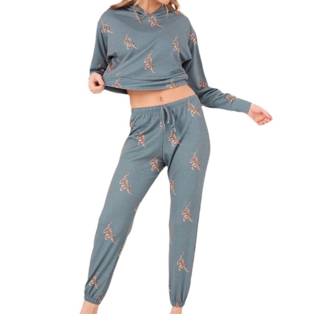 NWT Onzie tiger print cropped long sleeve hoodie and relaxed joggers set